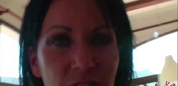 Deutsche Mutter im Urlaub mit versauten Dirty Talk am Pool